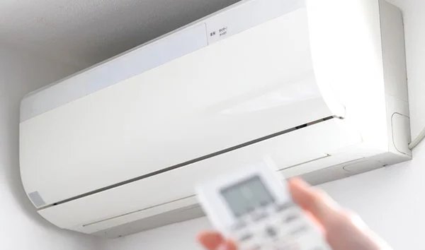 ノートパソコンをスタンドに設置する