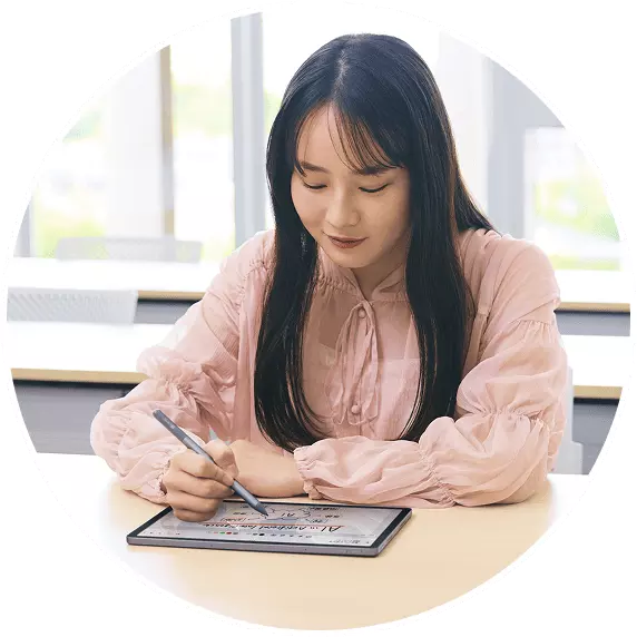 タブレットを使用している女性